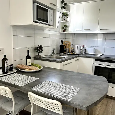 Sunlit Serenity In Apartament Pafos