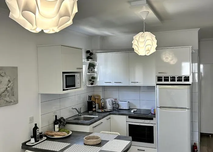 Sunlit Serenity In パ フォス