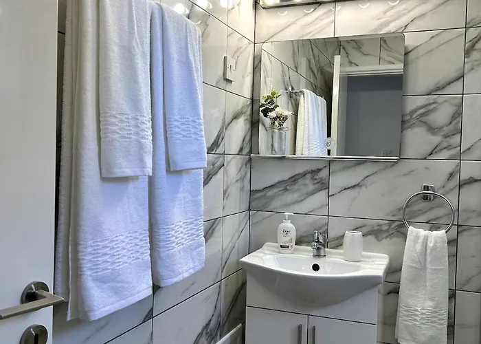 Sunlit Serenity In アパート