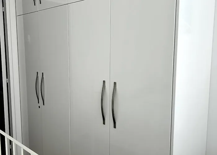 Sunlit Serenity In アパート