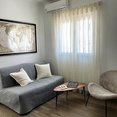 Sunlit Serenity In 파포스