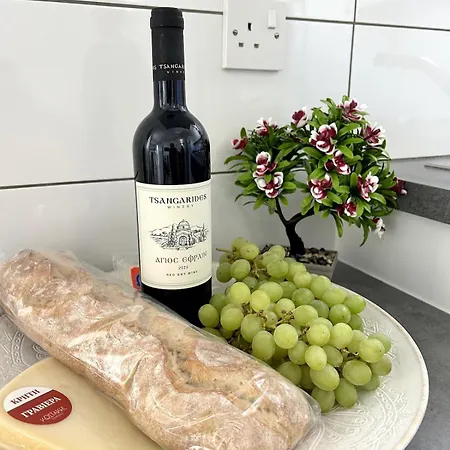 아파트 Sunlit Serenity In