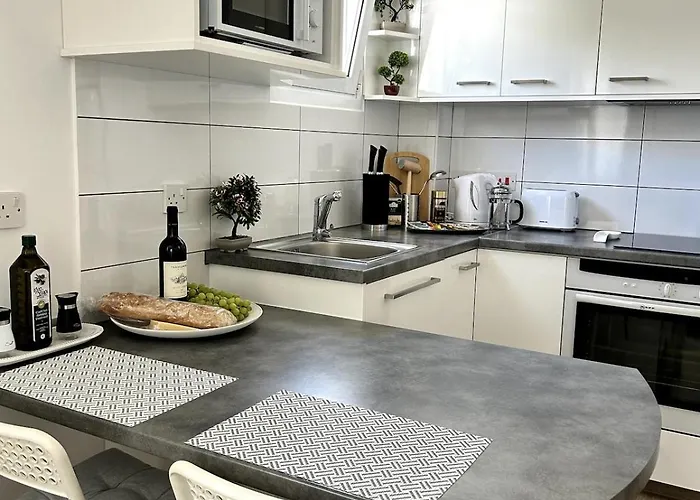 Sunlit Serenity In Apartmán Paphos